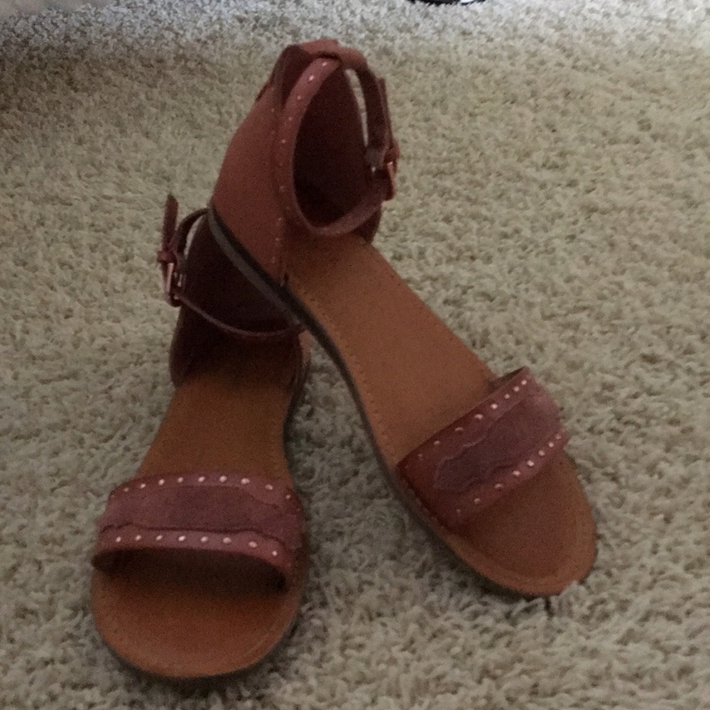 American Eagle sandals